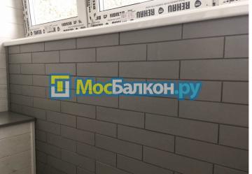Отделка балкона стеновым паркетом 