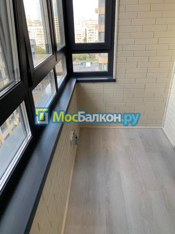 отделка балкона стеновым паркетом и ламинатом